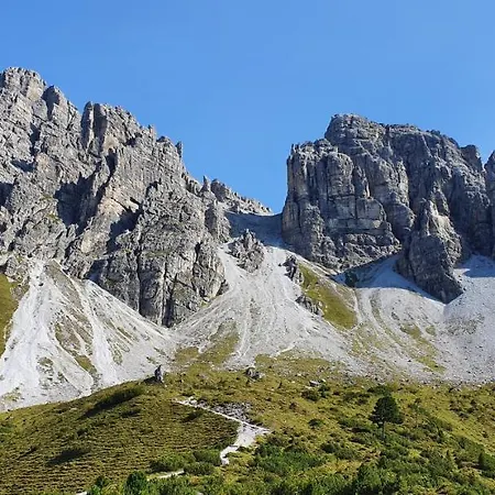 Gastehaus Landhaus Tyrol Гостевой дом Грис-им-Зельрайн
