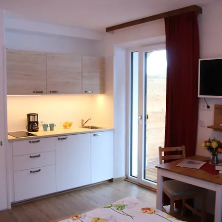 Πανσιόν Gaestehaus Tyrol 3*