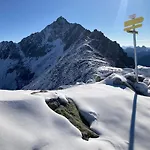 Gaestehaus Tyrol ゲストハウス 3*